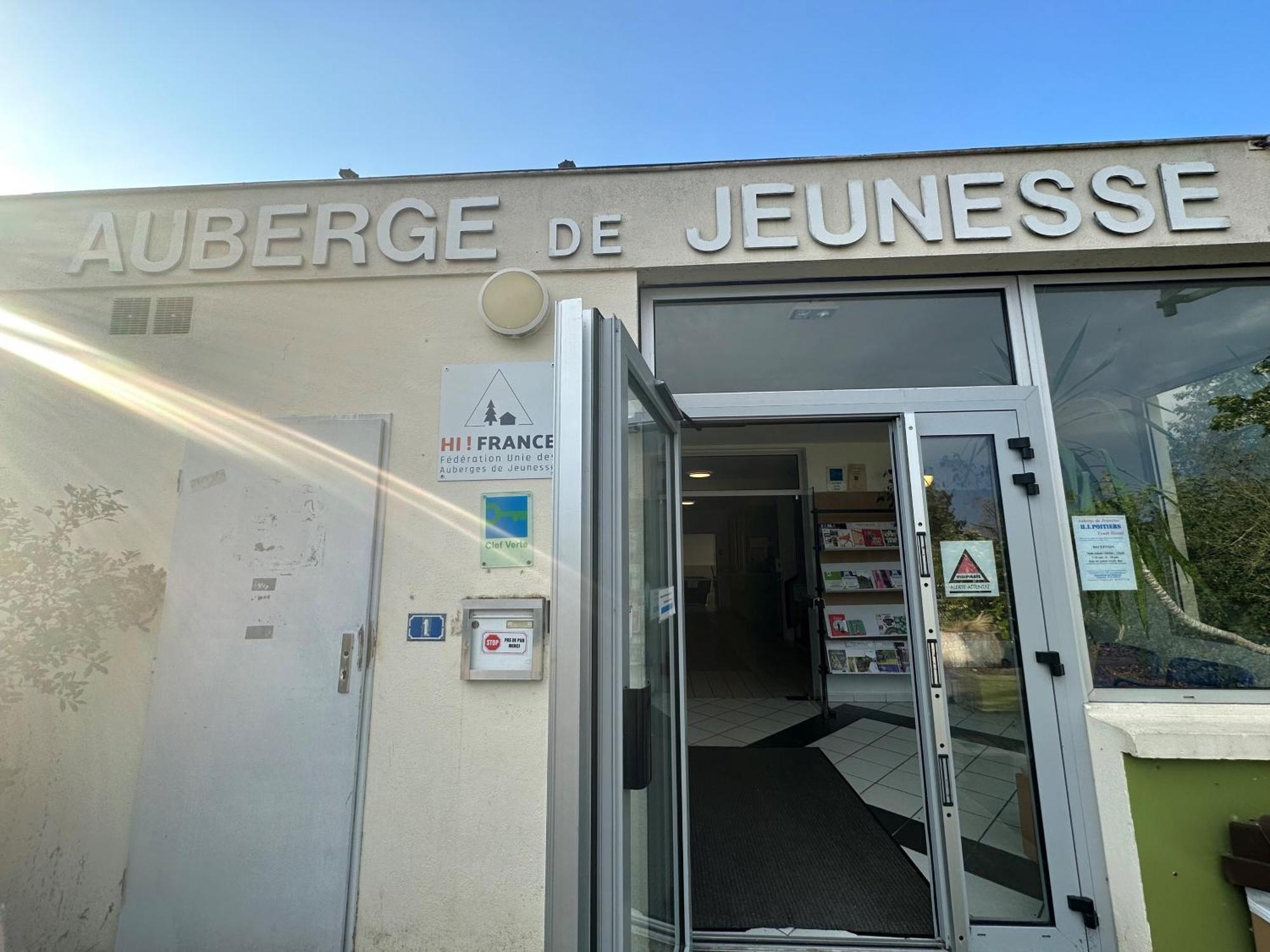Auberge De Jeunesse Hi ปัวติเยร์ ภายนอก รูปภาพ